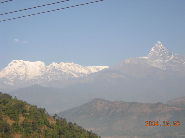 １時間半ほど歩いて展望台に到着。<br />マチュプチュレやアンナプルナなど<br />ヒマラヤの山々がくっきり見えた。<br /><br />展望食堂でコーラとチャイを飲んで休憩。