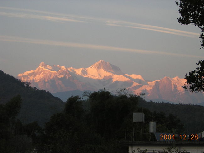 夕暮れのヒマラヤ。<br />宿からの眺め。