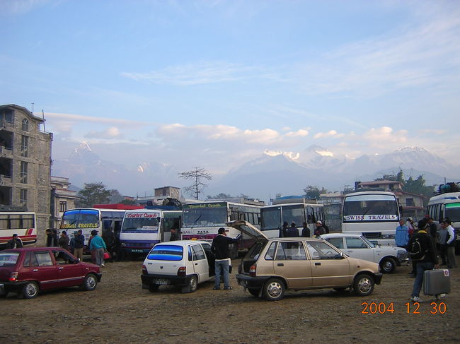 ５日目。ポカラからカトマンズに戻る。<br />朝７時半出発。<br />バスターミナルでチャイを飲んで温まりつつ<br />バスの出発を待つ。