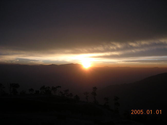 ６：１５に起床。<br />ホテル近くの丘へ。<br />曇っていたけど、雲の切れ間から<br />２００５年の初日の出が顔をのぞかせた。<br />寒くて足踏みしながら拝む。<br />ネパーリー、外国人などたくさんの人たちも<br />そこらじゅうで初日の出を拝んでいた。<br /><br />