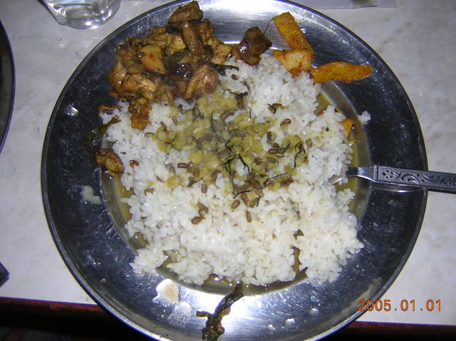 Atiti　Tour　でお世話になったネパール人Sさんの<br />実家に遊びに行く。<br />Sさんのお姉さんが作ってくれたチキンカレー。<br />ネパール滞在中に食べた、ネパール料理の中で<br />これが一番美味しかったかも・・・