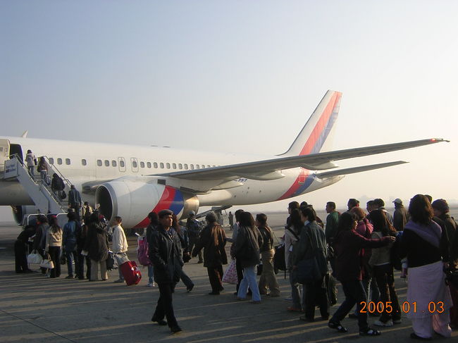 カトマンズからバンコクに戻る。<br /><br />空港で余ったネパールルピーを使い切ろうと<br />思ったが、ちょうどよく使い切れない。<br />「これしかお金がないの。まけて！お願い！」<br />と値切ったら、売店のコーラが30ルピーから<br />25ルピーになった。<br />ちゃんと値段が書いてある空港でも値切れるんです。<br /><br />機内からはヒマラヤの山々がくっきり見えた。<br /><br />