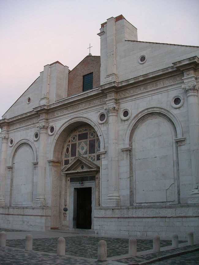 リミニ最大の歴史建築物である、マラテスティアーノ教会。<br /><br />