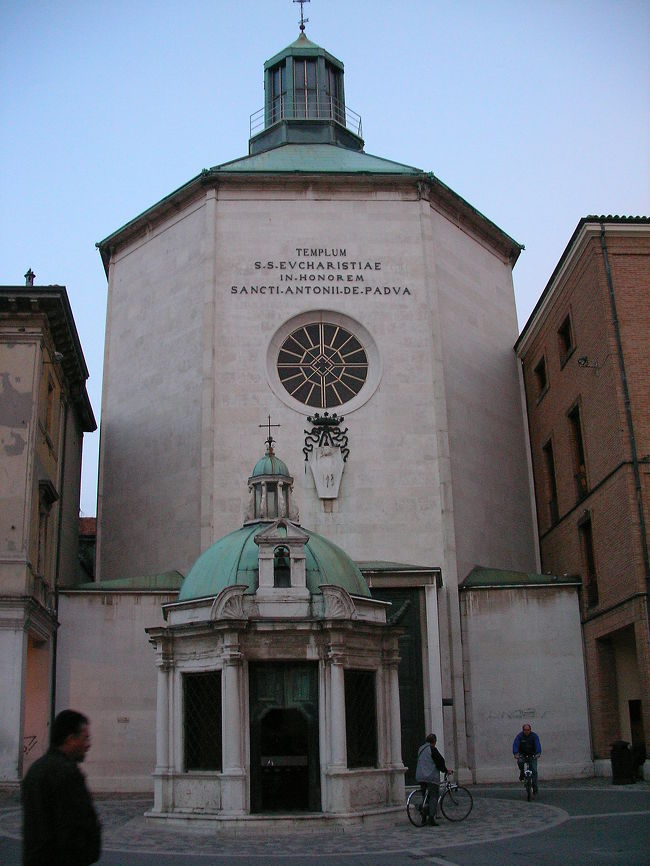 トレ・マルティリ広場に佇む、サン・アントニオ礼拝堂。
