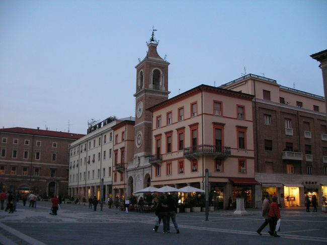 トレ・マルティリ広場<br /><br />ビーチリゾートで有名なリミニはオフシーズンの夕方はどことなく寂しげな印象。