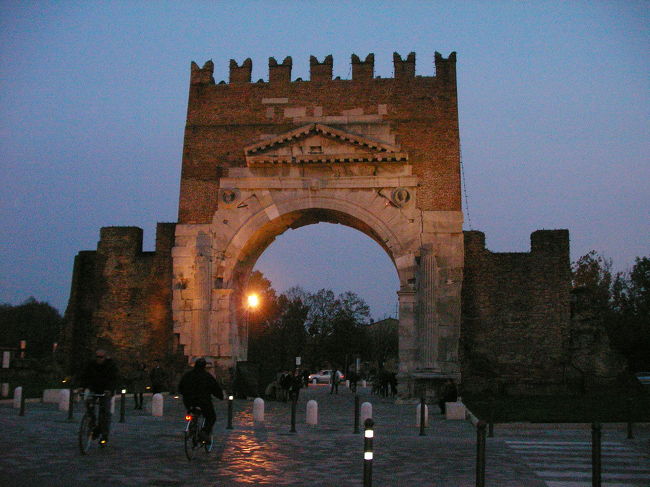 この町が古代ローマ帝国の支配下にあったことを示す「アウグストゥス門」は紀元前27年に建設された。