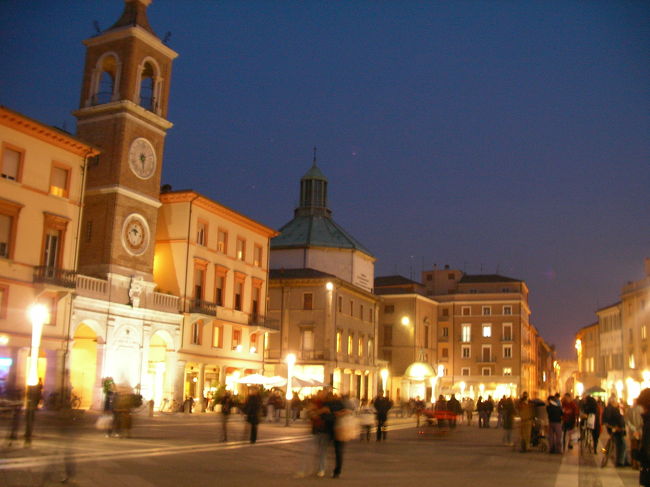 すっかり日が沈み、再びトレ・マルティリ広場へやって来た。夕方は寂しい印象だったがパステルカラーのかわいらしい広場に明かりが灯りだすと温かい雰囲気になる。<br />