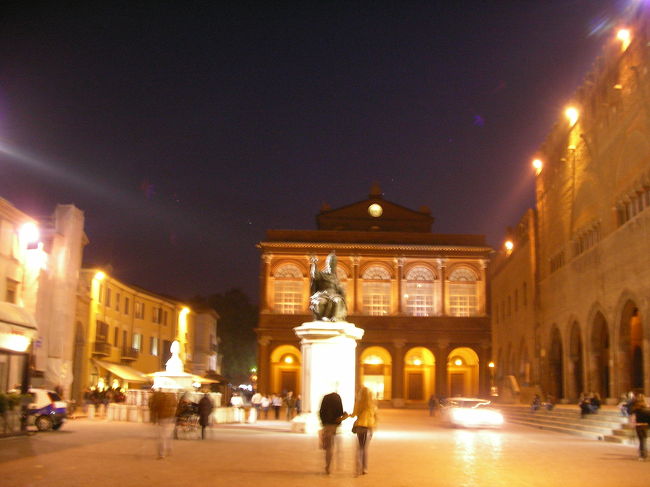 カブール広場<br /><br />市庁舎やポデスタ館などすばらしい建造物が並んでいるけどピンボケで台無し…