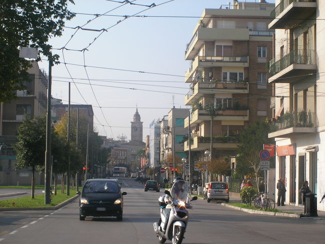 駅前からトレ・マルティリ広場へ続くクレメンティーニ通り。<br />これからサンマリノへ行ってきま〜す！