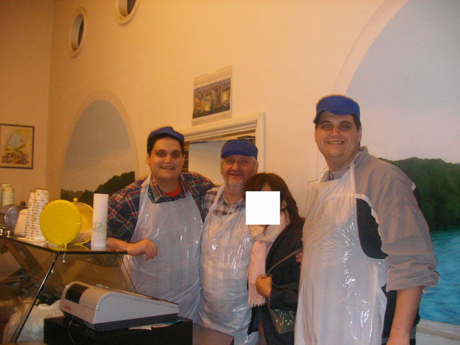 チェッカレッリ一家が経営するジェラート屋「Arco Balenobio」にて。<br />毎年イタリアで発行されるジェラート本の当時の最新版に掲載されていた店で、消化をよくするため葛を入れている。<br />写真は両サイドが双子のフランチェスコとファブリッツィオ（似すぎていてどっちがどっちか忘れた）とお父さんのフラビオ。葛を使うぐらいだから日本についての興味もあるようでいろいろなことを聞かれたが一番印象的だったのは佐渡島とトキのことだった･･･<br />的を得た答えができなく、申し訳なかったが2時間ぐらいここで他のお客さんとも一緒に会話して、とても楽しかった。このお店は私にとってリミニ最大の思い出である。<br /><br />＊この当時（2005年11月）、店はリミニ駅裏のビルにあったが移転し、名前も「Gelateria Biodelirio」に変わった模様。イタリア語ですが記事があったので添付しておきます。<br /><br />http://www.bargiornale.it/articoli/0,1254,47_ART_2093,00.html?lw=47;1<br /><br />新しいお店についてのHPは記事内の青字で書かれた店の名前をクリックすると見られますが作成中のため地図以外の情報はまだありません。<br />もしリミニへ行かれる方がいらっしゃったら是非、彼らのジェラートをお試し下さい！英語も話せるようなので日本のことをたくさん教えてあげてくださいね♪<br /><br /><br />