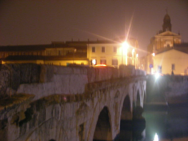 ティベリオ橋<br /><br />アウグスト大通りの西の端にあり、1世紀に建設された。同じ通りの東の端にはアウグストゥス門がある。