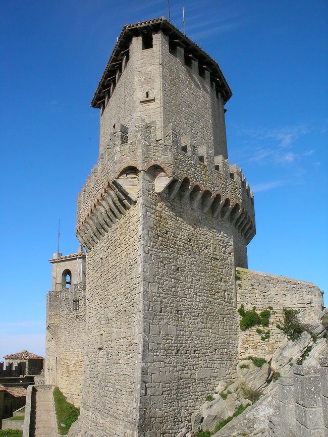 サン･マリノには断崖絶壁に立つ3つの塔があるが共通チケット（4.5ユーロ）で入れる2つの塔に入る。<br />まずは第一の塔「グアイタ要塞」へ。