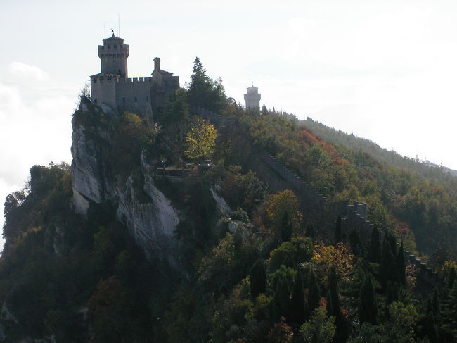 チェスタ要塞の右手に見えるのは第三の塔「モンターレ要塞」