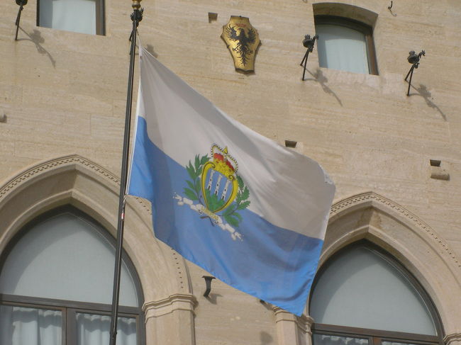 とても爽やかだが、滅多にお目にかかることがなさそうなサン・マリノの国旗。真ん中には3つの塔が描かれている。