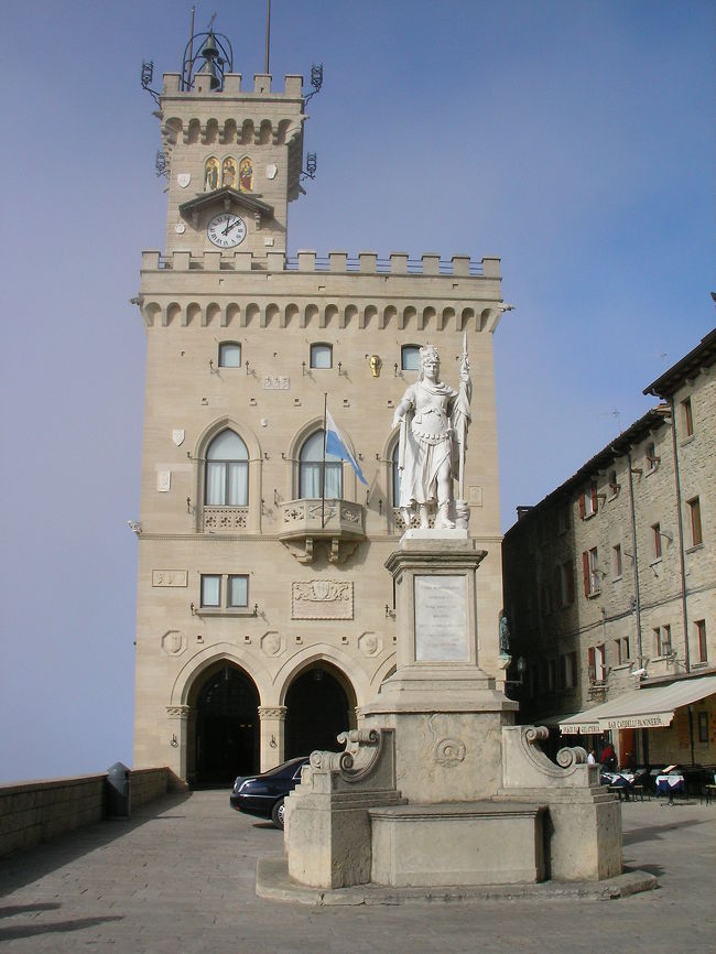 リベルタ広場と政庁舎。