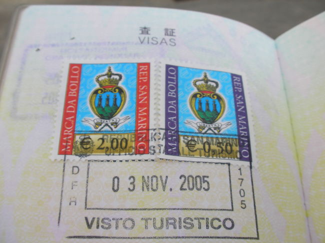 観光案内所では2.5ユーロでパスポートに特産品の切手を貼って、スタンプを押してくれる。