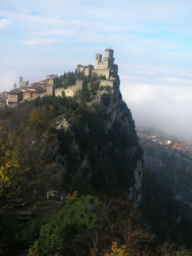 チェスタ要塞から眺める、第一の塔「グアイタ要塞」