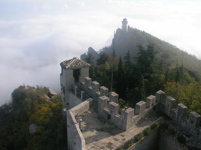 チェスタ要塞から眺める、第三の塔「モンターレ要塞」。<br /><br />残念ながら遠すぎて行けなかった･･･