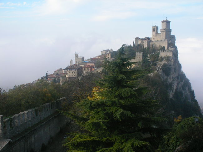 再び「グアイタ要塞」<br /><br />雲に覆われて霞んでいる様はとても幻想的で無心に写真を撮り続けてしまう。