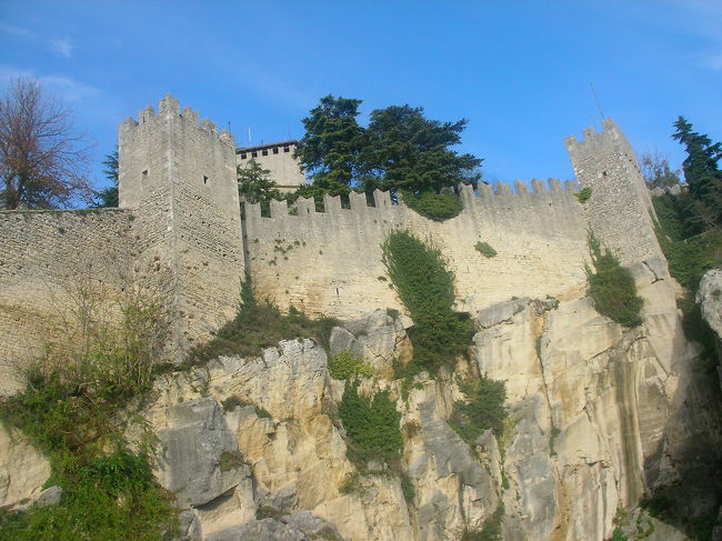 断崖の周囲をぐるりと囲んだ城壁全体が町を守る要塞になっているので小国とはいえ、簡単に侵入はできなかったのも納得できる。