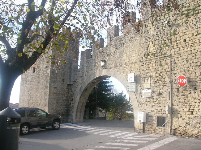 旧市街南に位置するポルタ･デッラ･フラッタ。