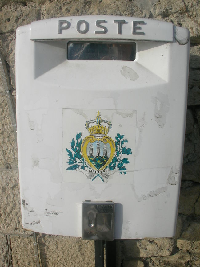 サン･マリノのポストは白で、中央には国旗と同じく3つの塔が描かれている。<br />