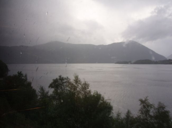列車内から。雨が降っています。今日も天気が悪いのか。