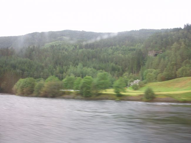 この路線も美しい入り江（多分）や丘陵地帯を走ります。