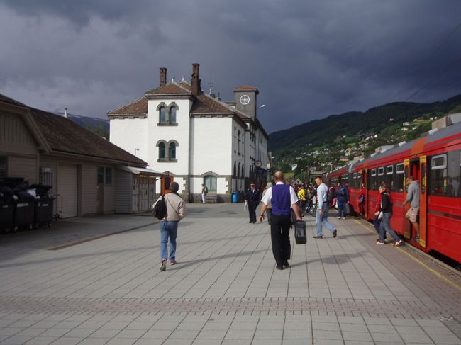 ベルゲン出発1時間20分後の10時頃、ヴォス駅で下車。大勢の人が同様に下車しました。ここからソグネフィヨルドクルーズの出発点のグドヴァンゲンまでバスで行きます。大勢の人がグドヴァンゲンまで行くため、確かバスが6台も7台も用意されていました。