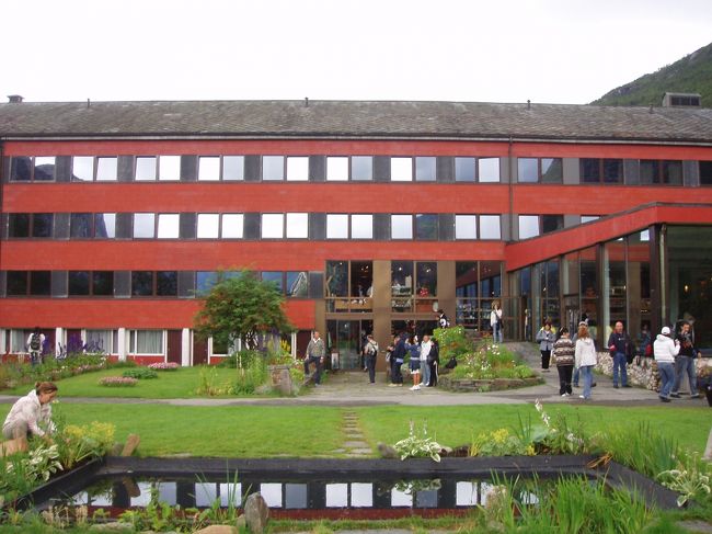 バスで40分後、スタルハイムホテルに立ち寄りました。ここで驚愕の景色を見ることになります。