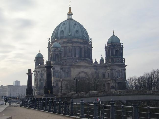 前日はポツダムも土産物屋も閉まりまくっていたドイツ。<br />この日は博物館島とベルリンフィルへ。ベルリンフィルはともかく、それ以外の場所ではひたすら「開いててくれ」と祈りまくった。