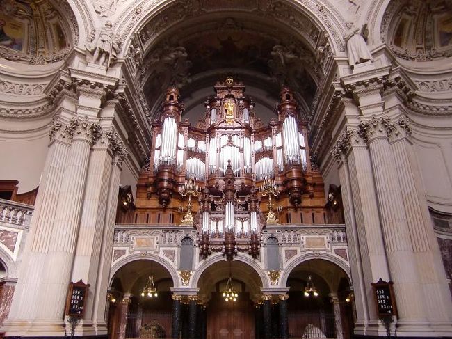 ベルリン大聖堂。開いてた。<br />よかったよかった。<br /><br />高い天井と美しい装飾、更にはこのパイプオルガン。完全に大聖堂に飲み込まれました。