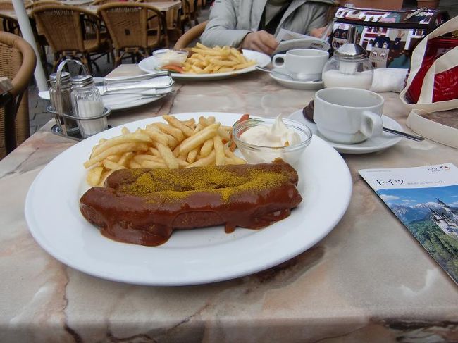 やっぱドイツ名物も食べておかねばなるまい。<br />ただ少し味が濃くてしょっぱかった。<br /><br />ここまでで結構時間を食ってしまったので、テレビ塔のパノラマは断念。お土産入手を優先します。