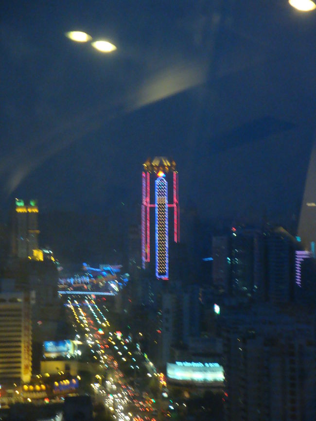 高層ホテルの回転展望レストランで<br />アモイの夜景を見ながら。