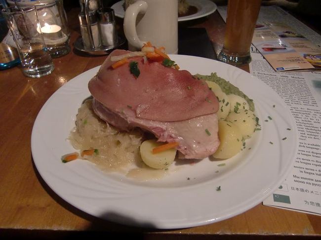 ベルリンフィルに着くまでにやや道に迷う。土地勘は母の方が圧倒的に働くため、ガイド立場なし。<br />演奏はシューマンの楽曲、演奏中は人物観察が一番ですな。<br />…休憩時間を終演と勘違いして危うく帰りそうになった。<br /><br /><br />さてこれはヨーロッパで食べた不味い物第三位。<br />その名をシュヴァインハクセといいます。<br /><br />味、ほぼなし。残りは脂肪。<br /><br />