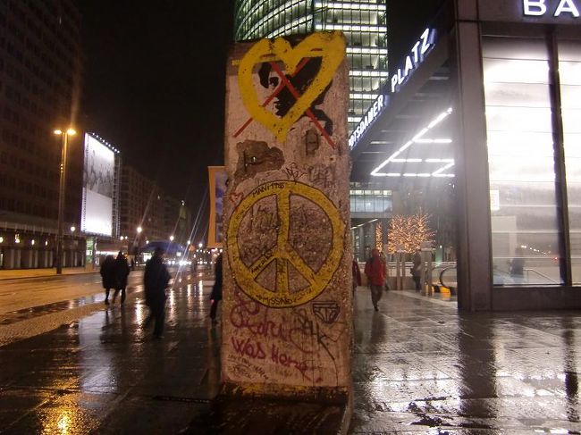 「ベルリンの壁崩壊」ってのは、個人的に世界史三大事件の一つだったと思っている（ドイツびいき故）<br />最近ニュースになったけど、壁崩壊直前の記者会見のやらせ質問、分断された家族、崩壊前後の混乱…色々な人の想いが交錯した事件だったと思うのです。<br /><br />未だ「生き証人」が多いこの事件、近いようで遠いこの事件のことは、後々もっと勉強してみたいと思う。