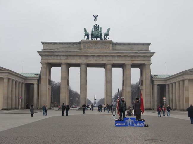 翌日はブランデンブルク門→国会議事堂→ベルリンの壁博物館（チェックポイントチャーリー）を巡って最終的にはブレーメンへ。<br /><br />ベルリンはなかなかの強行軍だったのです。