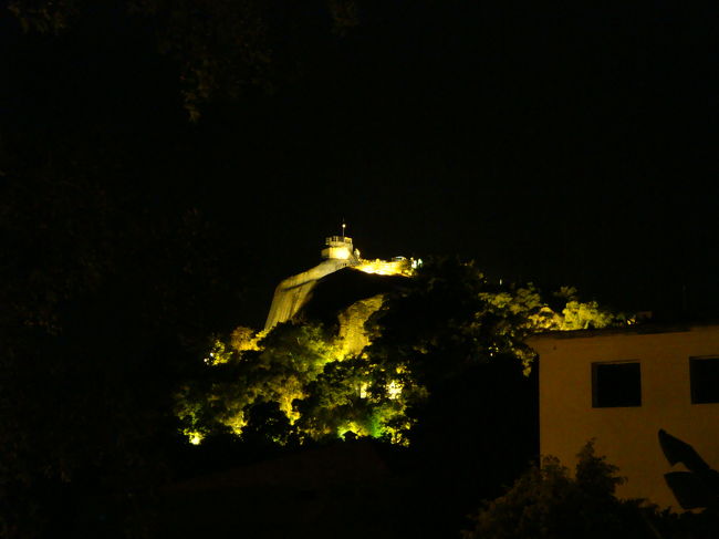 日光岩<br />島最大の観光スポットだそうです。<br />登る時間が無いので下から眺めておきましょう。