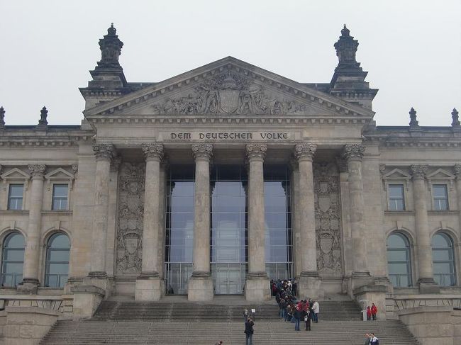 議事堂。<br /><br />「ドイツ国民のために」って堂々とあるのがカッコイイよね。