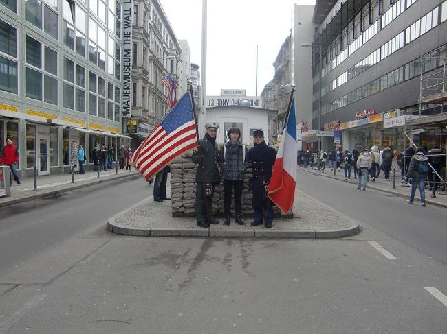 チェックポイントチャーリーにて。<br /><br />壁博物館は高い割にはいまいちでした。<br />そして帰りの地下鉄で降り間違える俺。<br />嗚呼ダメガイド。<br />