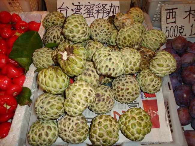 釈迦頭シャカトウこと釋迦<br />その名の通りお釈迦さんの頭のようです。<br /><br />これは台湾の名物果物ですね〜<br />そうなんです。アモイは台湾の目と鼻の先にあるんです。<br /><br />