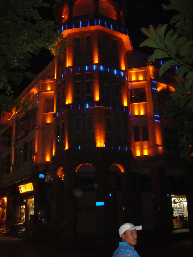 現地のおじさんに案内してもらいました。<br />（初めは無視してたのですがあまりのしつこさに<br />根気負けしました）