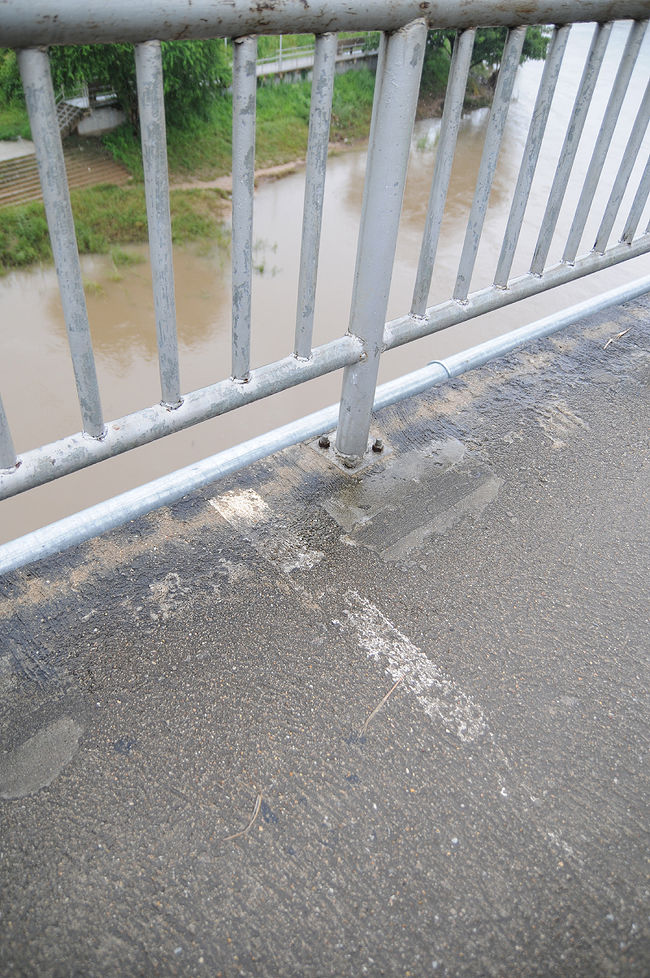 はぁ〜い　ミャンマー到着でっす♪<br /><br /><br /><br />※メーソートからミャンマーへ<br />メーソートの街からミャンマー国境までは、モーターサイで15分位でした。<br />ソンテウは市場の奥のセンブンイレブン近くから出ているようです。（2009年8月現在バス停場所は流動的）<br />モーターサイは市場付近で数箇所停車場がありそこで頼めます。<br /><br />国境は橋になっていて、まずタイ側の橋のたもとの窓口でパスポートを出して出国手続きをします。タイの人たちは横並びの窓ですが、外国人は正面すぐの窓です。その後橋を徒歩で渡り、進行方向右側にある小部屋を訪ね、ミャンマービザ代を支払いパスポートを預けます。<br />帰国時は逆で、まず小部屋でパスポートを受け取り、隣にあるボックスで出国手続き、タイへ渡り入国手続きをします。<br /><br />橋のたもとにもやはりモーターサイがいます。