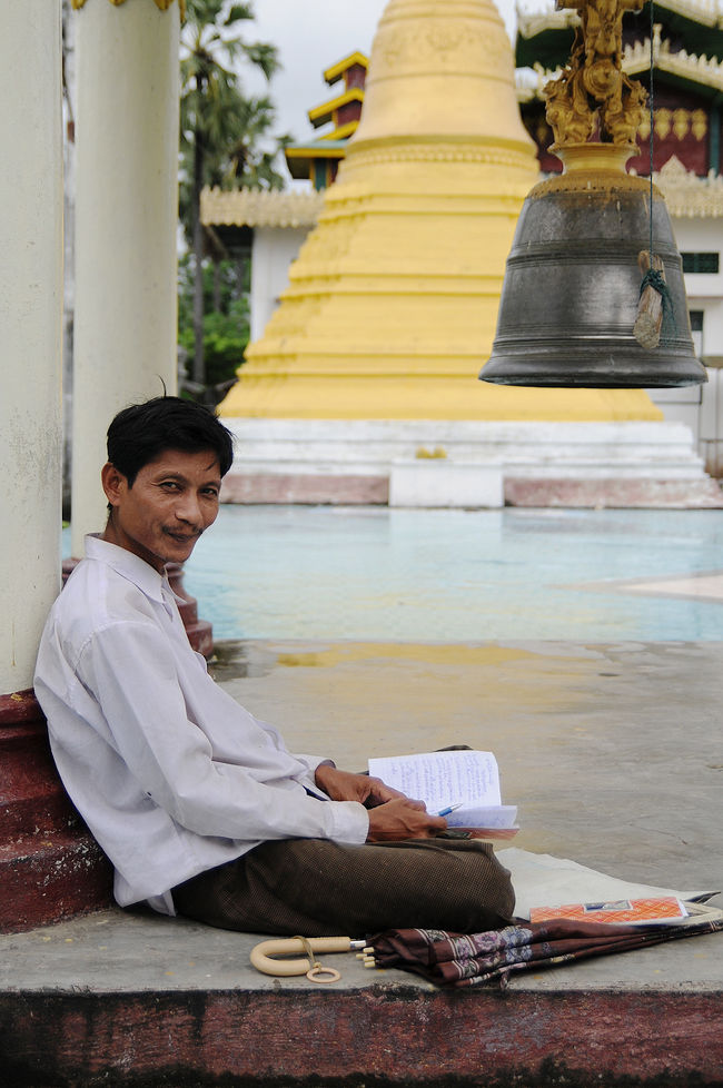 最初の寺。。。<br /><br />”あの人何してるの？”<br /><br />”瞑想ですよ。”<br /><br /><br /><br />静かに時が流れています。<br /><br />小雨交じりのミャンマーに。<br /><br /><br />