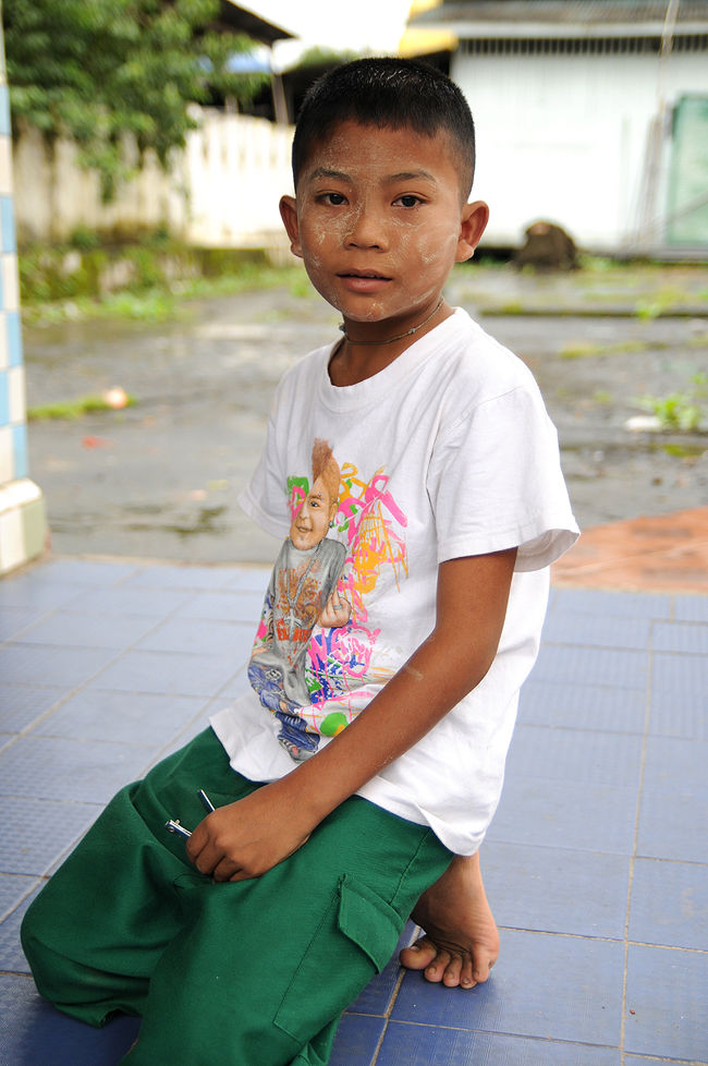 <br />なむなむ　　なむ<br /><br /><br /><br />ちゃーーーんと一人で御参りしていた少年。<br /><br />偉いぞ!!!<br /><br /><br />なぜか蛍光色のＴシャツが、最高にサイバーだぜっ♪<br />目指せミャンマー・テクノ・ボーイ♪♪♪