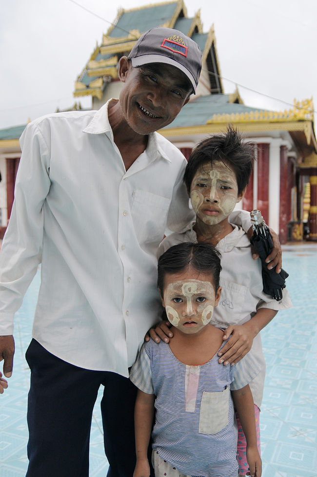 裏ガイドさん・・・<br /><br />そして、お寺にいた姉妹。<br /><br /><br />あ・・・本当は、姉妹ちゃんだけ撮りたいのだけれど。。。なんだか。。。最高の笑顔してくれちゃうもんだから。。。<br /><br /><br /><br />パシャッ<br /><br />