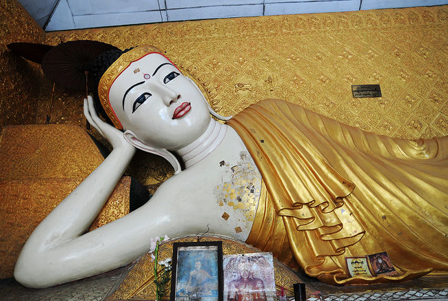 <br />ずーーーっと気になっていた。<br />なんだか、もやもやモヤモヤ。<br /><br /><br />そっそうだ!!!!<br />京マチ子。<br /><br /><br />ミャンマーの仏像からは・・・京マチ子臭がするんだ!!!<br /><br /><br /><br />素敵・ステキ♪<br />京マチ子@｢女系家族｣的な色香がただようぅ〜。。。<br /><br /><br />胸元の金箔が直視できないっ。。。