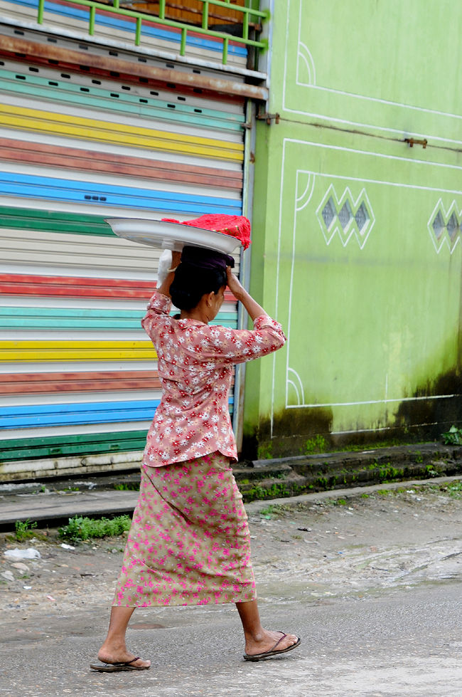 <br /><br />原色の街<br /><br /><br />通り過ぎる美しい人