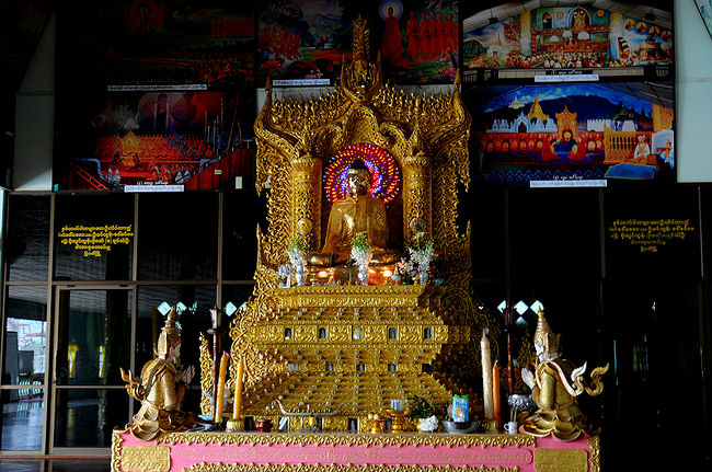 <br /><br />そして!!!<br /><br />光るぅ〜光る　仏像♪<br /><br /><br />電飾仏だぁーーーーっ!!!<br /><br />こんな仏像見たことない。。。。