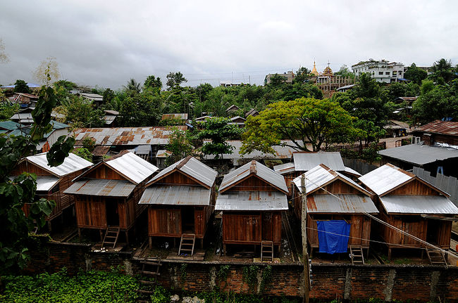 タイとの国境地帯だったこの辺りは、紛争が続き住民もいなかったとのこと。<br /><br />タイとの国境が開いて、近年住人が急増中だそうだ。<br /><br />政府によって建てられた家も多く、みーーんな同じ形。